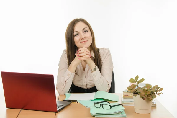 Der Lehrer blickte richtig auf den Tisch — Stockfoto