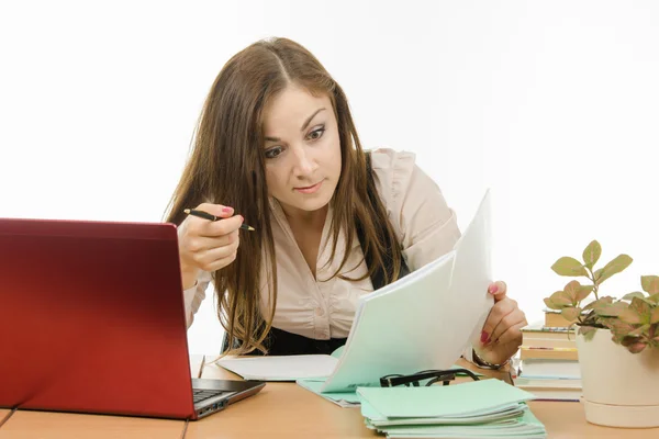 Leraar verrast geschreven in een laptop-leerling — Stockfoto