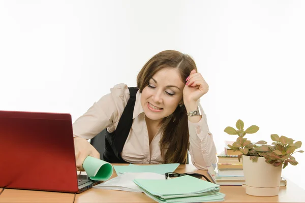 Herrchen schlug Fliege auf Laptop — Stockfoto