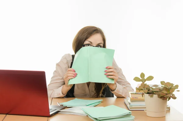 Der Lehrer verdeckte sein Gesicht mit einem Notizbuch — Stockfoto