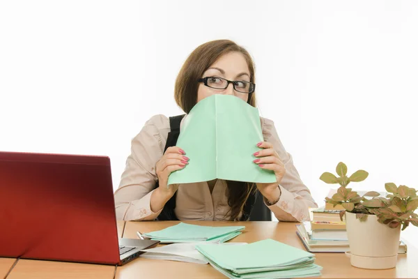 Lehrer hatte Angst, in Notizbuch zu schreiben — Stockfoto