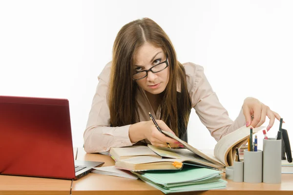 Profesor buscando información en un libro —  Fotos de Stock