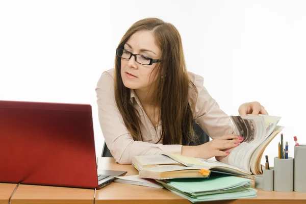 Der Lehrer bereitete sich begeistert auf den Unterricht vor — Stockfoto