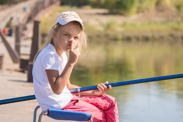 La pêche des filles appelle au silence — Photo