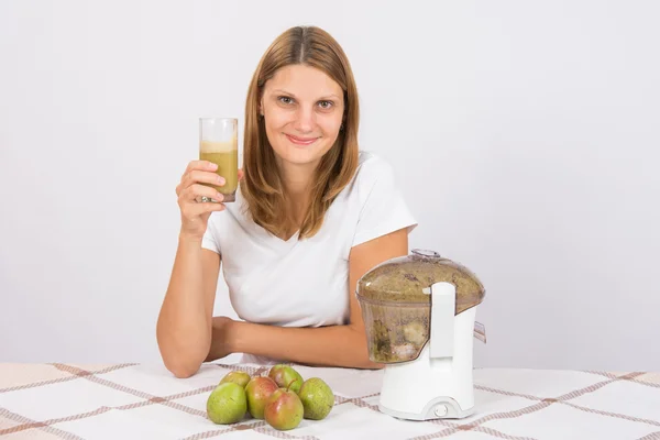 Pigen holder et glas pæresaft - Stock-foto