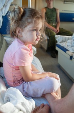 Ayrılmış koltuklar ile arabada üzücü üç yaşındaki kız