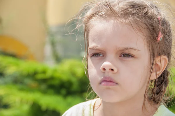 Ritratto di ragazza stanca con i capelli bagnati — Foto Stock