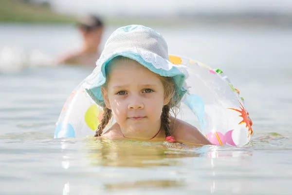 Ragazza Quattro Anni Con Gli Europei Bagnato Nuoto Giri Nel — Foto Stock