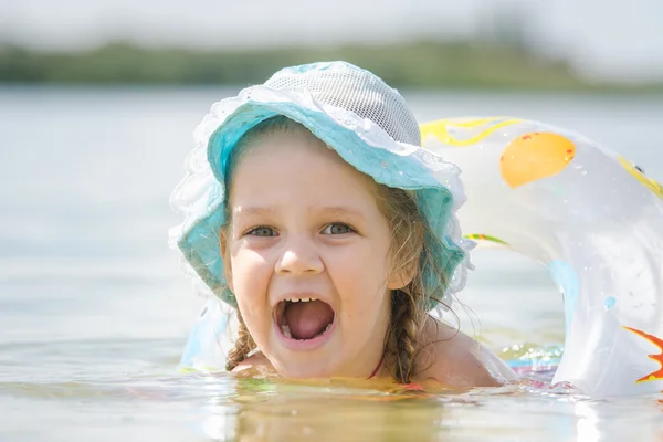 四岁女孩与欧洲人沐浴在河里游泳圈 — 图库照片