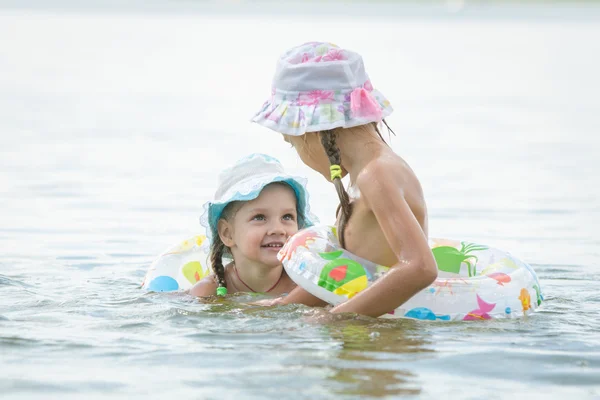 Due ragazze stanno nuotando nel fiume — Foto Stock