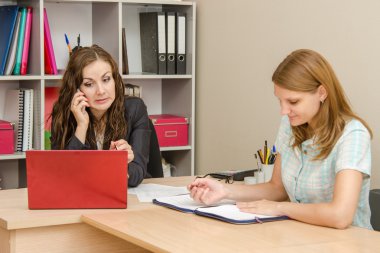 Yöneticisi şok laptop arıyorum ve bir cep telefonu üzerinde konuşurken, ofis çalışanı bir belgede yazdı