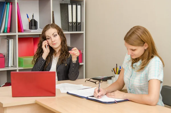 Entmutigte Vorsitzende, die auf einem Handy spricht, schrieb ein Mitarbeiter des Büros in einem Dokument — Stockfoto