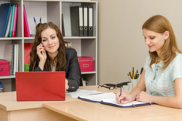 Gelukkig hoofd is op zoek naar de laptop en praten over de telefoon, schreef de werknemer in een document — Stockfoto