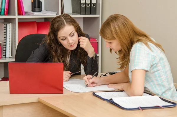 Mädchen und Fachbüro bearbeiten Text in einem Papierdokument — Stockfoto