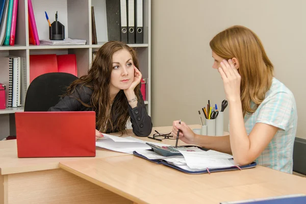 Twee vrouwen praten in het kantoor en behandeld in de rekeningen — Stockfoto