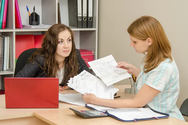 Sociale clientservice kan niet begrijpen het opgebouwde bedrag in de rekeningen — Stockfoto