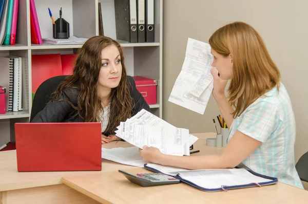 Müşteri gösterileri ile mutsuz bir ofis sorumlusu hatalı miktar hesaplarındaki değerlendirildi
