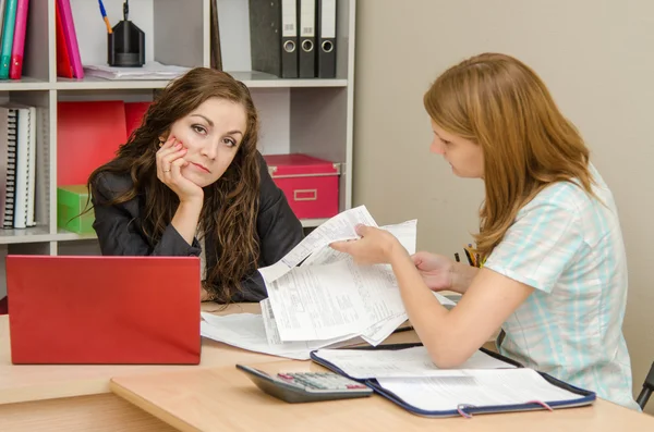 Mutsuz müşteri ile fatura yorgun uzmanı, bir hata bulur