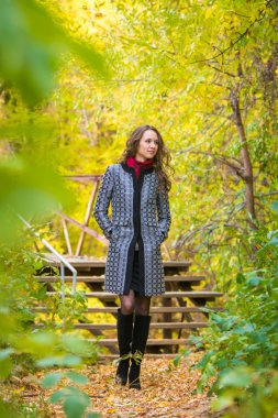 Kız sonbahar sıcak günde yürüyüş