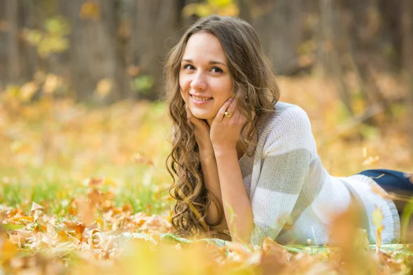 Giovane bella ragazza si trova sulla trama ad un picnic nella foresta autunnale — Foto Stock