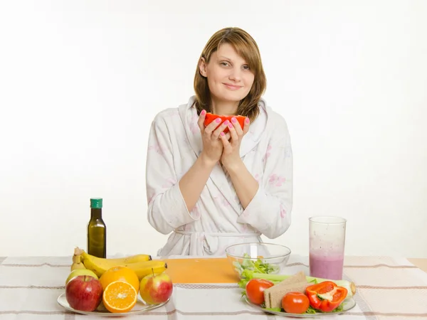 Housewife loves vegetarian pepper — Zdjęcie stockowe