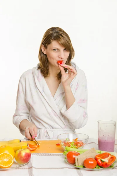 Una joven divirtiéndose comiendo un pimiento vegetariano —  Fotos de Stock