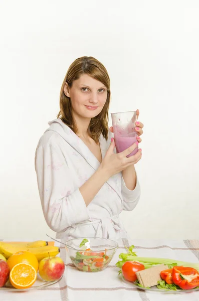 Young girl sitting at the kitchen table, drinking a vitamin milkshake — ストック写真