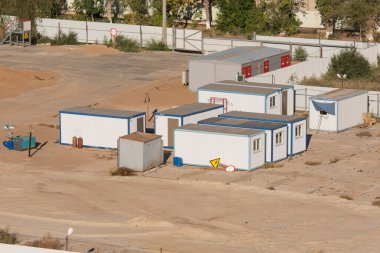 Konut römork - kabin ve inşaat sahasında bir trafo merkezi