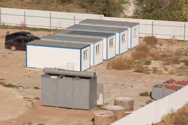Konut römork - yeni ev inşaatı topraklarında kabin