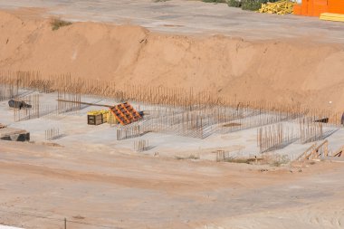 Yeni çok katlı bina inşaat altında sular altında Bodrum parçası