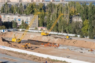 İnşaat alanında yeni yüksek katlı binanın genel görünümü