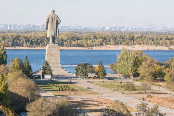 Vista do beco que conduz ao passeio central, e uma estátua de Lenine no distrito de Krasnoarmeysk de Volgograd — Fotografia de Stock