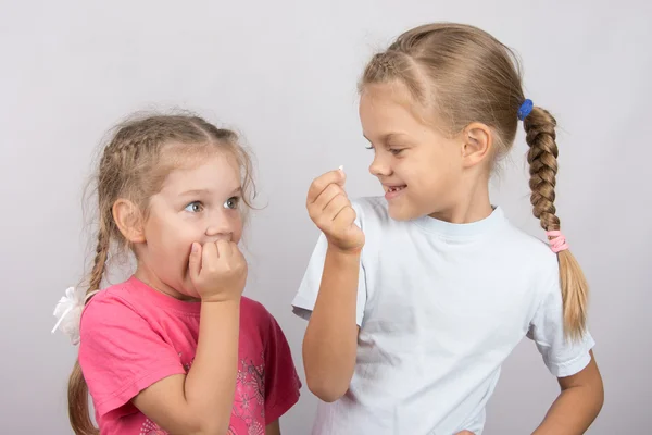 Vierjarig meisje met horror kijkt naar de verloren tand in zijn hand een zesjarige meisje — Stockfoto