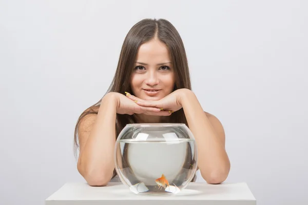 The girl gave the aquarium with goldfish — Stock Photo, Image