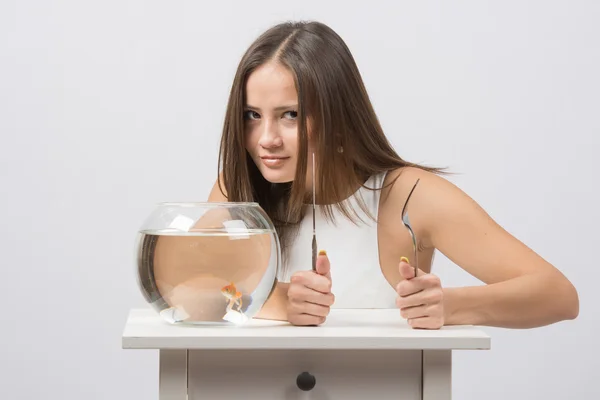 Girl wants to eat a little goldfish — Stock Photo, Image