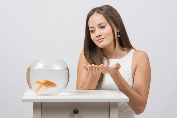 Ella le pide a los peces de colores cumplir el deseo — Foto de Stock