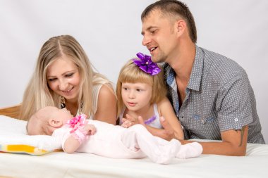 Anne, baba ve kızı beş yıl yeni doğmuş bebek göz önünde bulundurarak