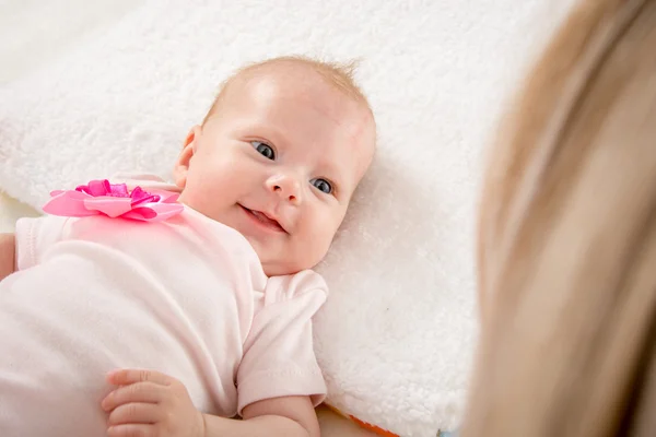 Happy smiling baby looking at mother — Stockfoto