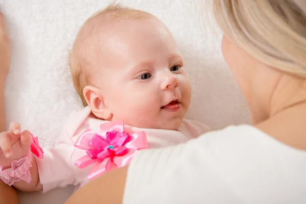 O bebê de dois meses olhando para a mãe — Fotografia de Stock