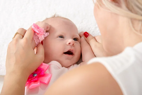 Ibu mengambil gagang bayi perempuan itu dan meletakkannya di kepalanya — Stok Foto
