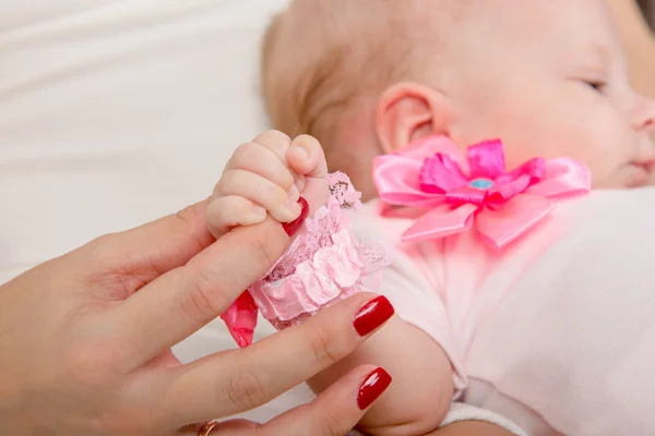 Maman tient la poignée de sa fille de deux mois — Photo