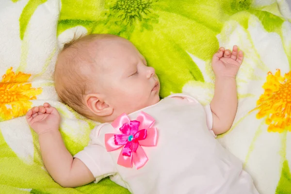 De twee maanden durende baby zorgeloos slapen op het bed — Stockfoto