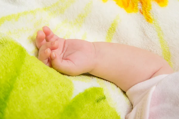 Petite main le bébé endormi — Photo