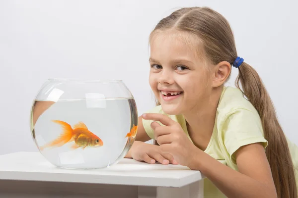Niña de seis años muy feliz donó su pez de oro —  Fotos de Stock