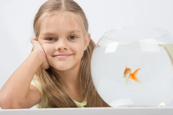 Felice bambina di sei anni con un acquario e un pesce rosso — Foto Stock