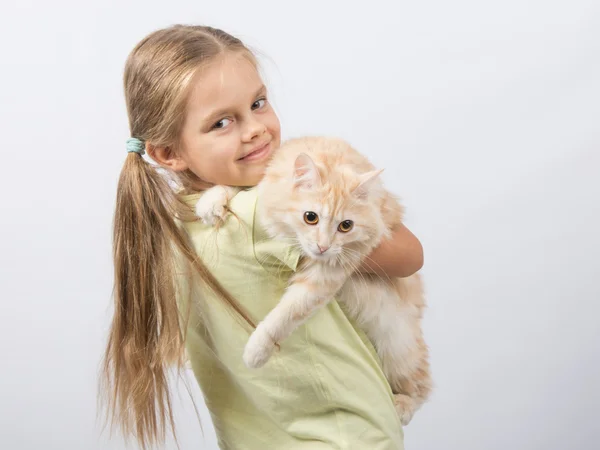 Šest let stará dívka drží kočku v náručí — Stock fotografie