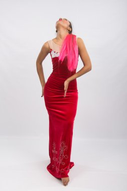 Kız dansçı dans elemanları gerçekleştirir