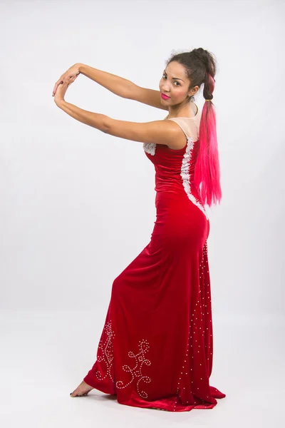Dziewczyna tancerz wykonuje elementy tańca — Zdjęcie stockowe