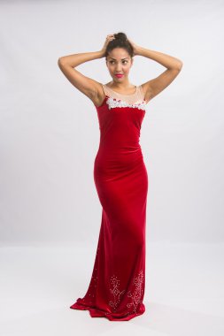 Kız dansçı dans elemanları gerçekleştirir