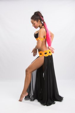 Genç kız melez uzun siyah elbise samimi dans